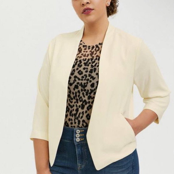 Torrid Blazer 1X Cream Crepe Cutaway Whisper White Open Front Career Pockets - Picture 1 of 16